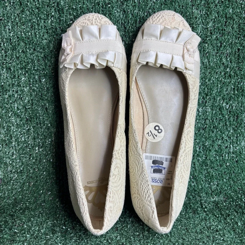 NEW Fergalicious Lace Ruffle Bow Romantic Ballet Flats Cream Ivory Womens Sz 8.5